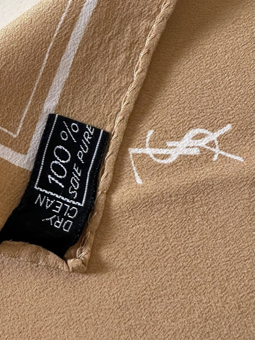 Foulard vintage Yves Saint Laurent in seta biscotto con profili e logo bianchi