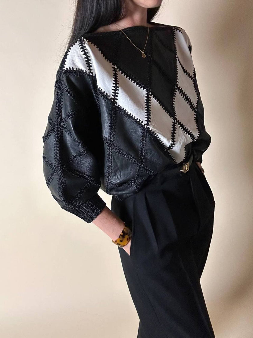 Blusa vintage in pelle nera e bianca patchwork con lavorazione crochet e maniche a pipistrello