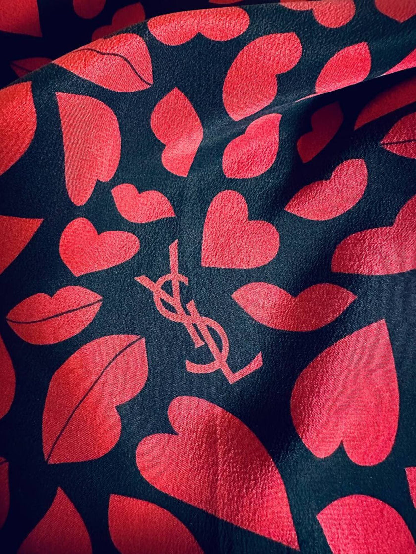 Blusa in seta nera con bocche e cuori rossi “Yves Saint Laurent”