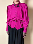 Camicia in crepe color ciclamino con spilla a forma di rosa e bottoni gioiello “Dorette”
