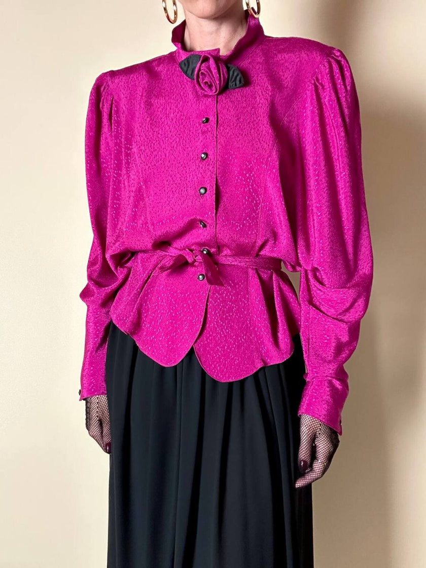 Camicia in crepe color ciclamino con spilla a forma di rosa e bottoni gioiello “Dorette”