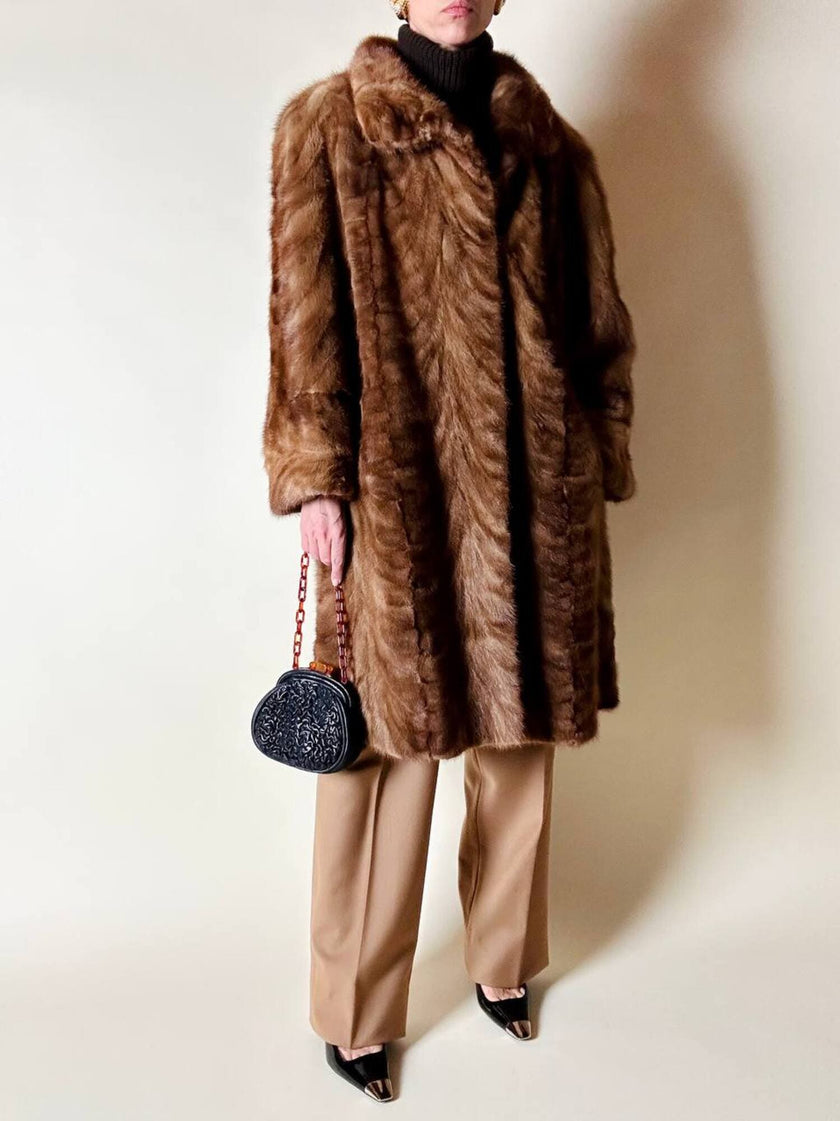 Cappotto vintage in pelliccia di visone marrone chiaro con lavorazione a pannelli