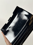 Borsa vintage Fendi in lucite nera con logo inciso e tracolla a catena dorata