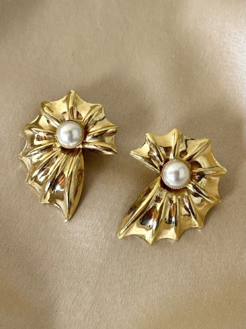 Clip dorate a forma di conchiglia con perle cabochon