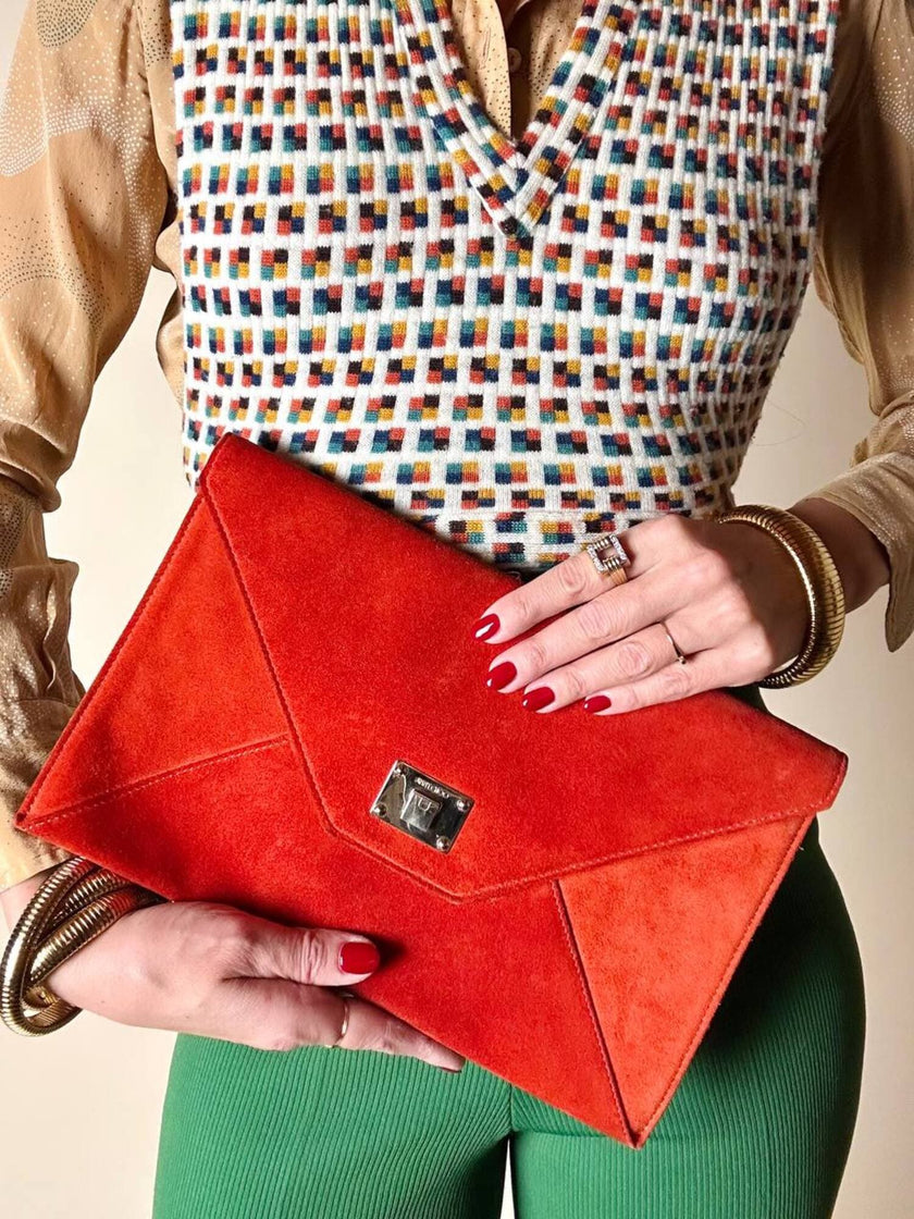 Pochette a busta Jimmy Choo in camoscio aragosta con placca metallica logata