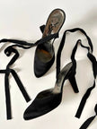 Décolleté vintage Yves Saint Laurent in raso nero con lacci da annodare alla caviglia