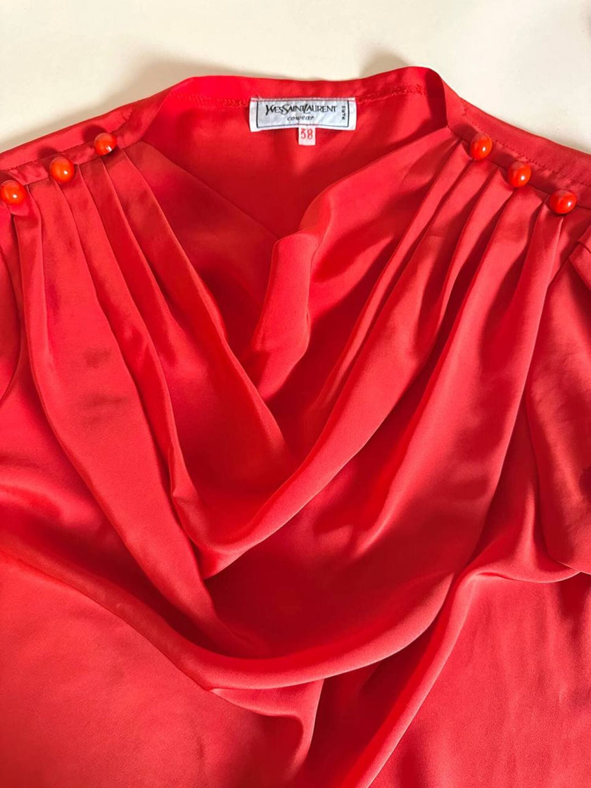 Blusa rossa con scollo drappeggiato “Yves Saint Laurent”