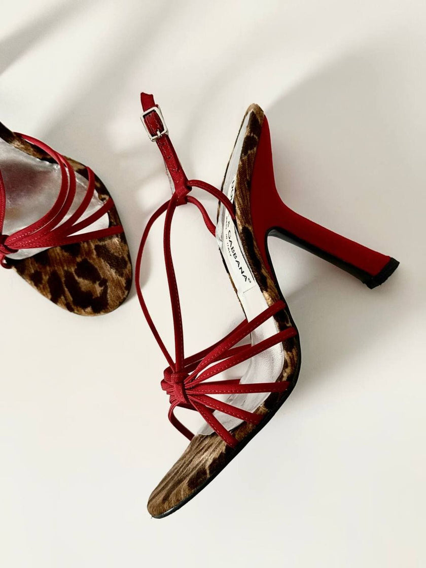 Sandalias vintage Dolce & Gabbana en crepé rojo y terciopelo con estampado de leopardo