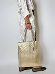 Bolso tote vintage Yves Saint Laurent de piel laminada dorada con diseño matelassé chevron