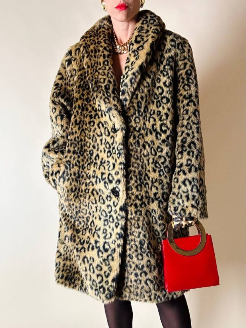 Eco pelliccia leopardata con maxi bottoni neri