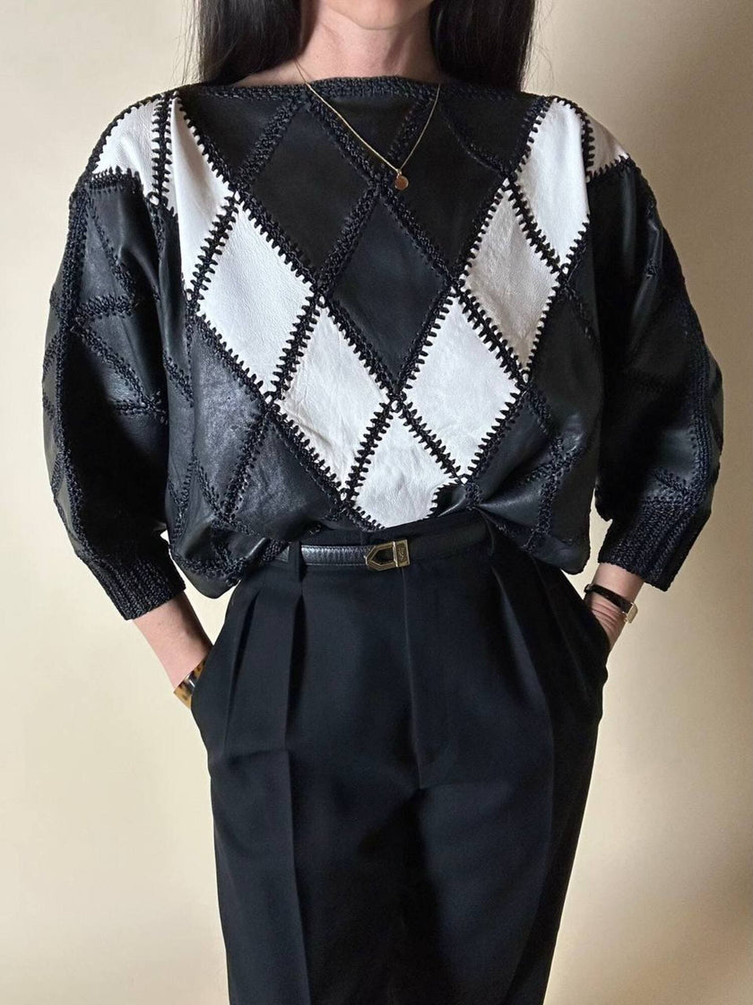 Blusa vintage in pelle nera e bianca patchwork con lavorazione crochet e maniche a pipistrello