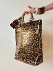 Clever Carriage Co. Tote-Bag aus leopardenmuster-PVC mit Griffen aus echtem Bambus