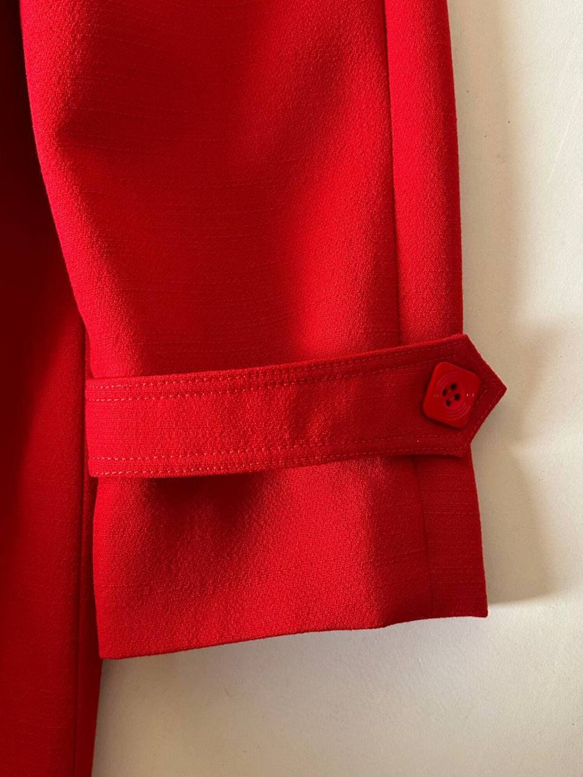 Cappotto rosso oversize con bottoni quadrati