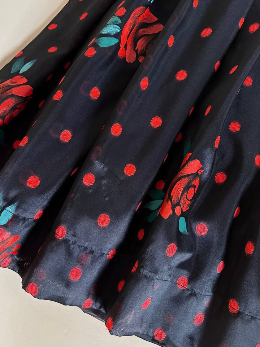Gonna a ruota in organza jacquard nera a pois rossi con rose rosse dipinte