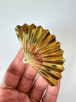 Spilla vintage a forma di ventaglio in metallo dorato