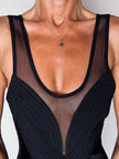 Costume intero nero con inserti in tulle e lavorazione a rilievo