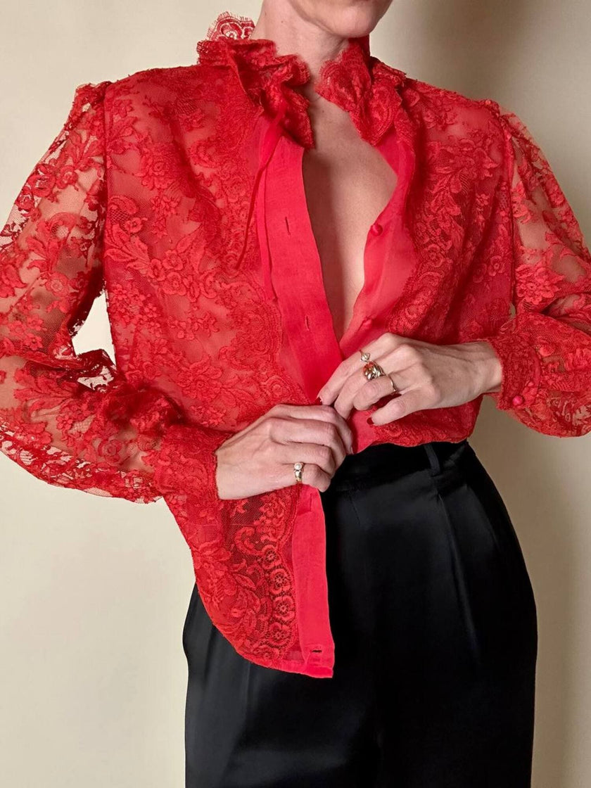 Camicia sartoriale in pizzo chantilly e organza di seta rossa