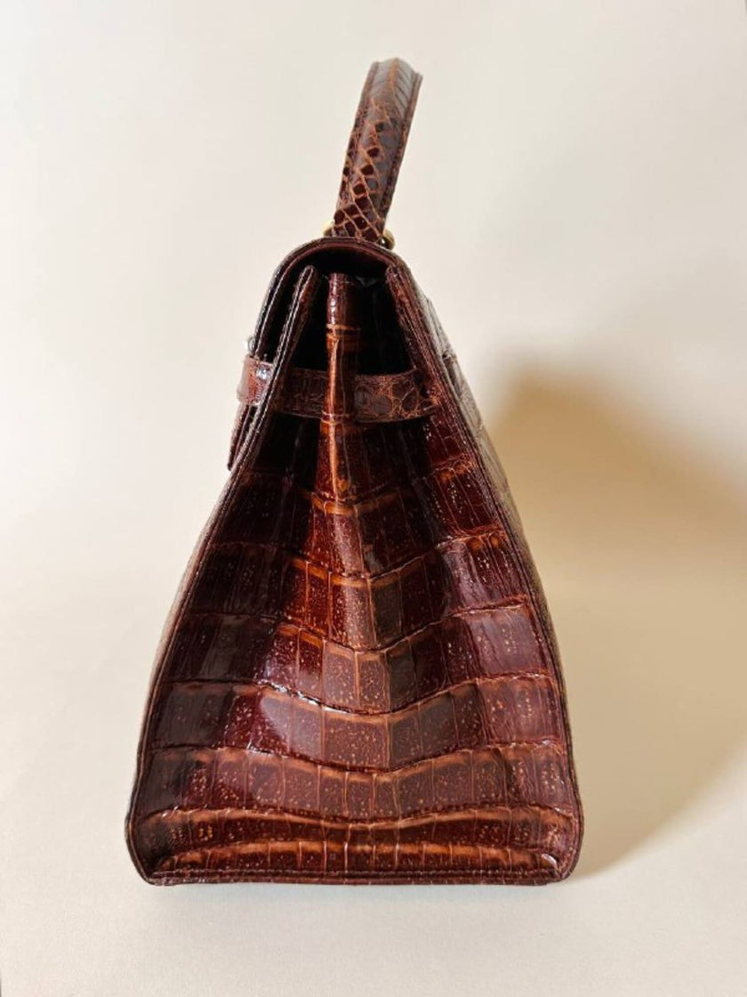 Borsa a trapezio in pelle di coccodrillo color cognac con tracolla e hardware oro Idra