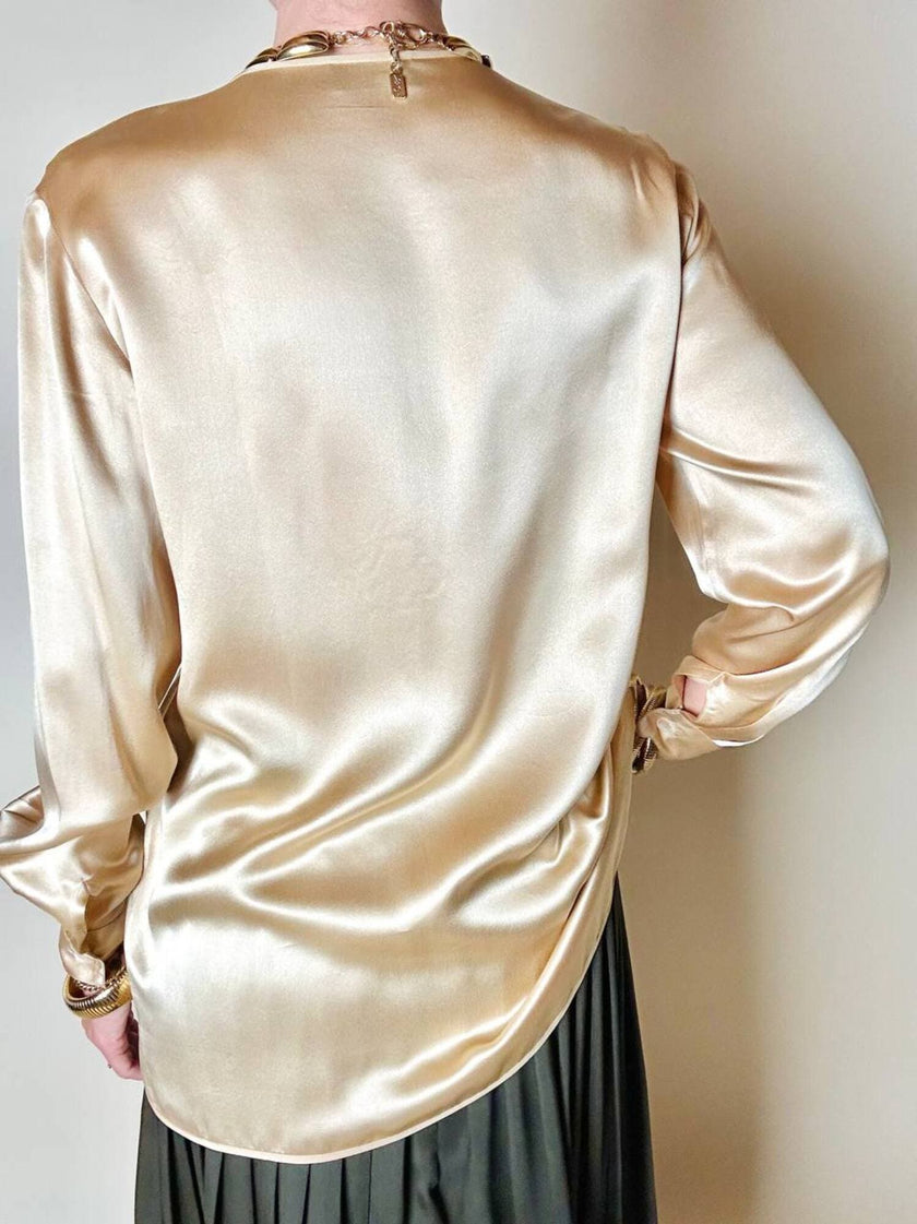 Camicia in raso di seta color champagne con bottoni i madreperla Carinissima