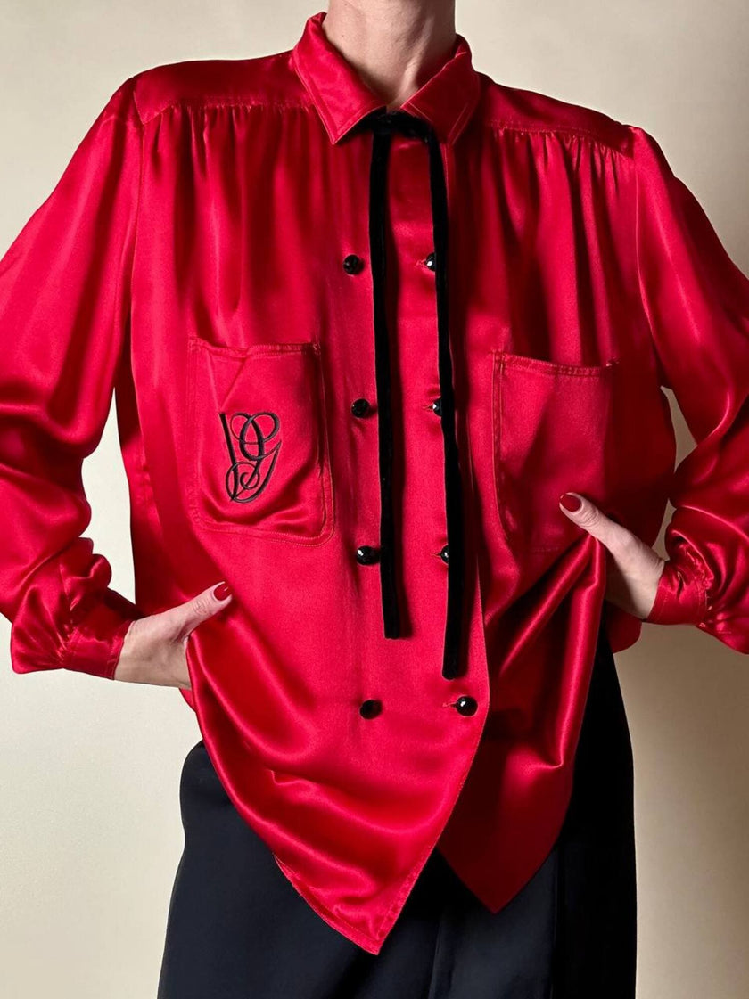 Camicia rossa in raso di seta con ricamo e bottoni gioiello “Valentino Garavani”