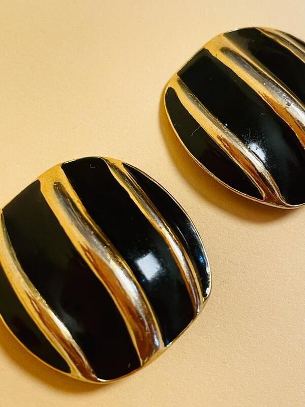 Clip in metallo dotato con dettagli in smalto nero