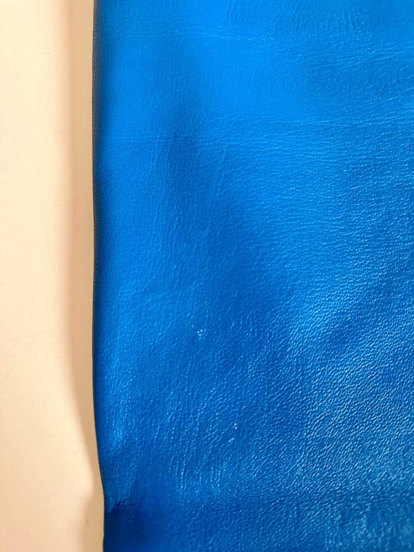 Pantalon en cuir bleu céruléen taille haute avec ceinture assortie