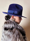 Cappello Fedora vintage blu lapislazzuli con cinta canneté tono tu tono realizzato in feltro di lapin