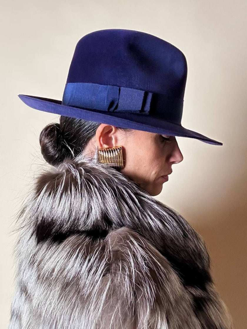 Cappello Fedora vintage blu lapislazzuli con cinta canneté tono tu tono realizzato in feltro di lapin