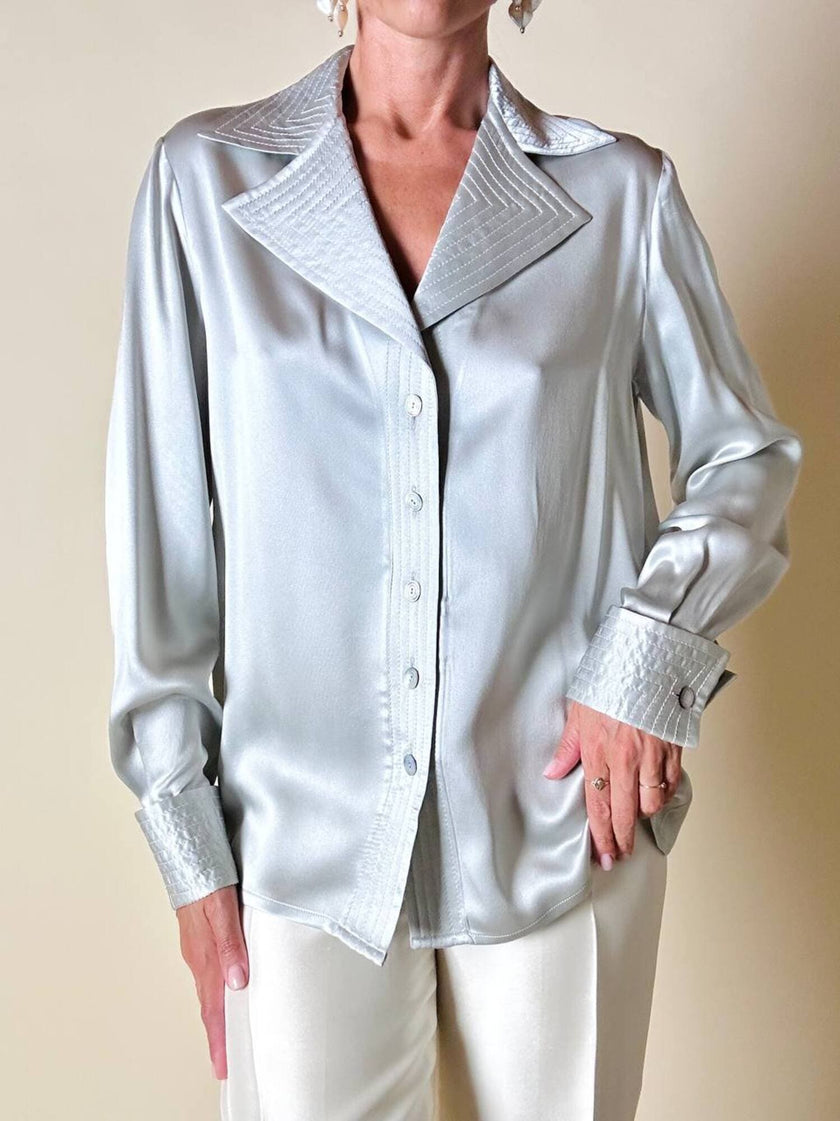 Camicia in raso di seta grigio perla con gemelli in madreperla “Valentino Garavani”