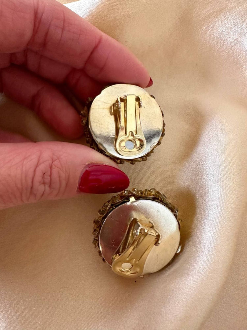 Clip a mezza sfera in paillettes e perline oro