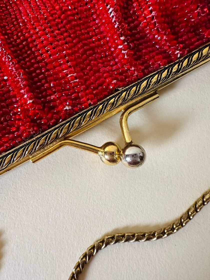Borsetta vintage di perline rosse con frangia sul fondo