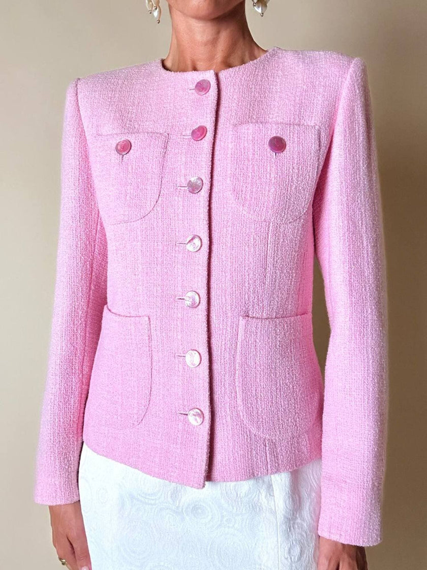 Blazer in lana bouclé rosa con bottoni gioiello logati in madreperla “Yves Saint Laurent”