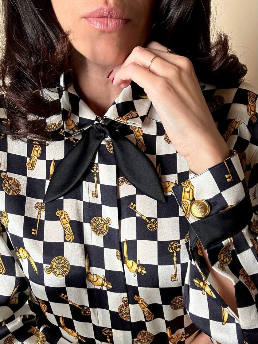 Camicia in raso di seta a scacchi con fiocco al collo “Escada”