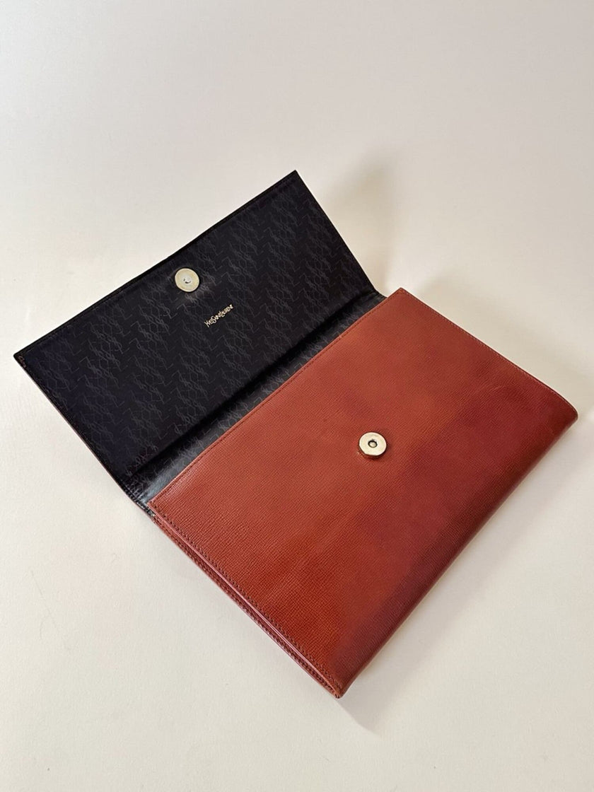 Pochette Yves Saint Laurent in saffiano color cuoio con accessorio logato oro
