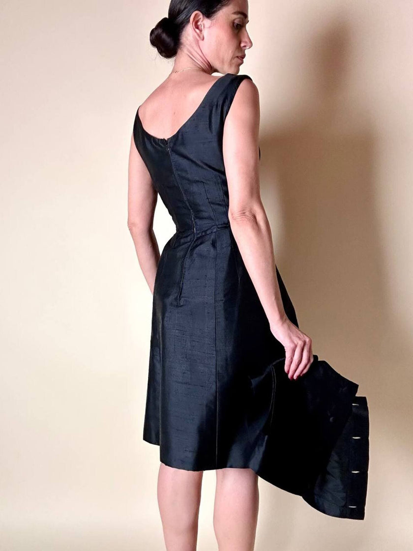 Abito sartoriale in shantung nero con bolero in coordinato