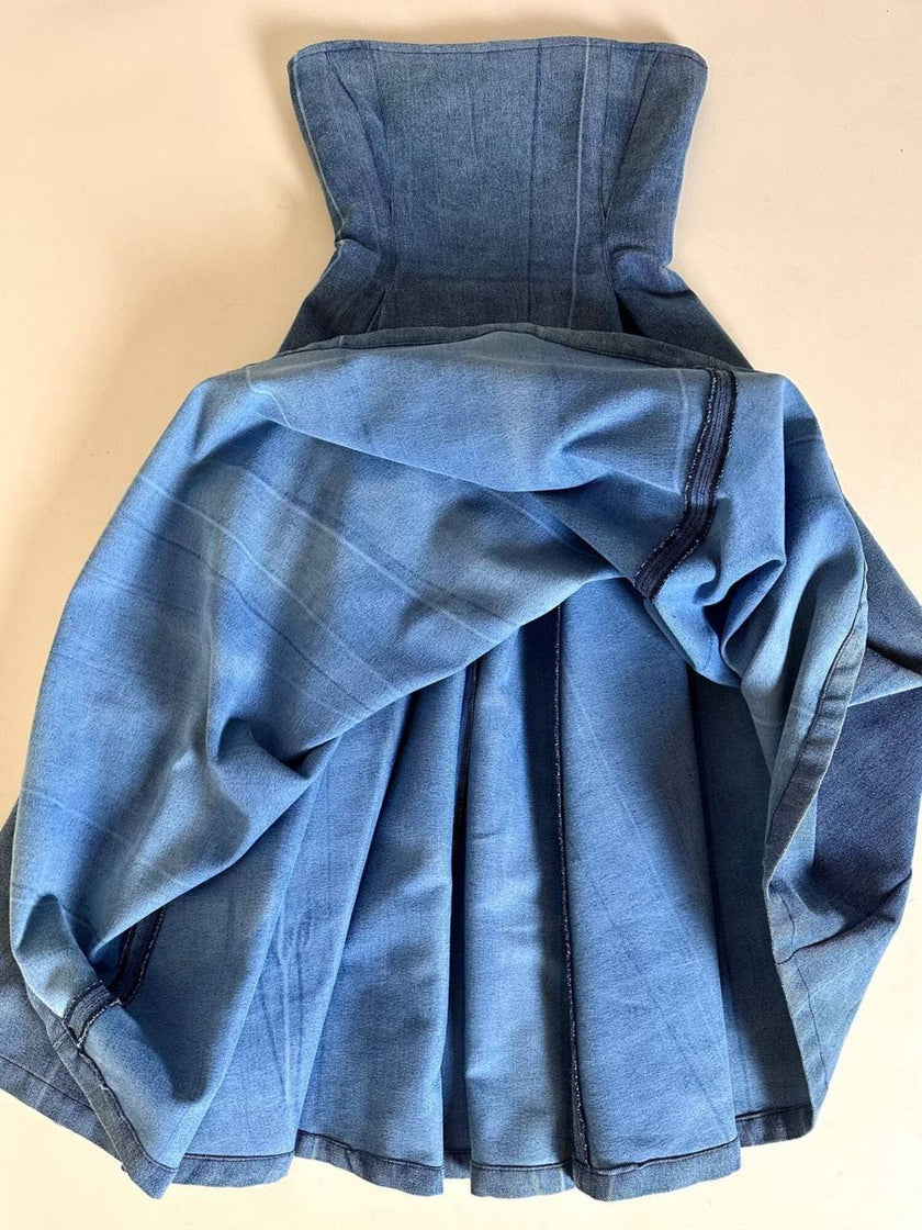 Abito sartoriale a fascia con gonna a ruota in denim effetto slavato