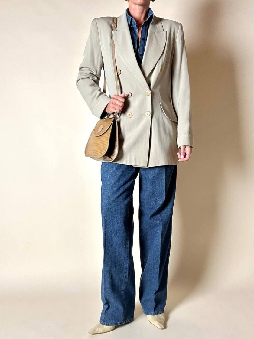 Blazer doppiopetto Ēlectre in rasato di lana beige con taglio ricercato e impunture in tinta