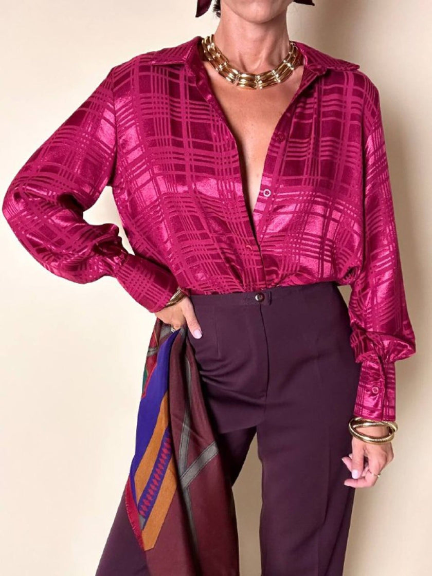 Camicia in raso jacquard a fantasia geometrica color amarena