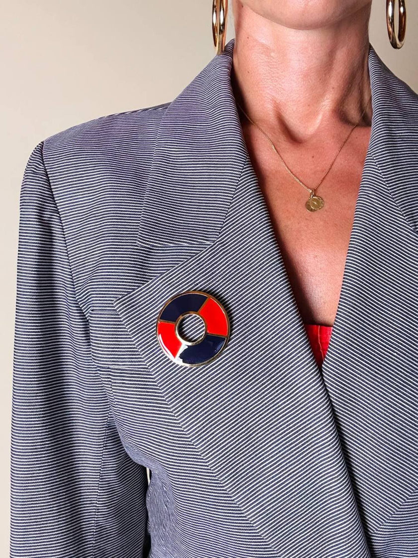 Spilla Yves Saint Laurent a forma di salvagente in metallo oro e smalto rosso e blu