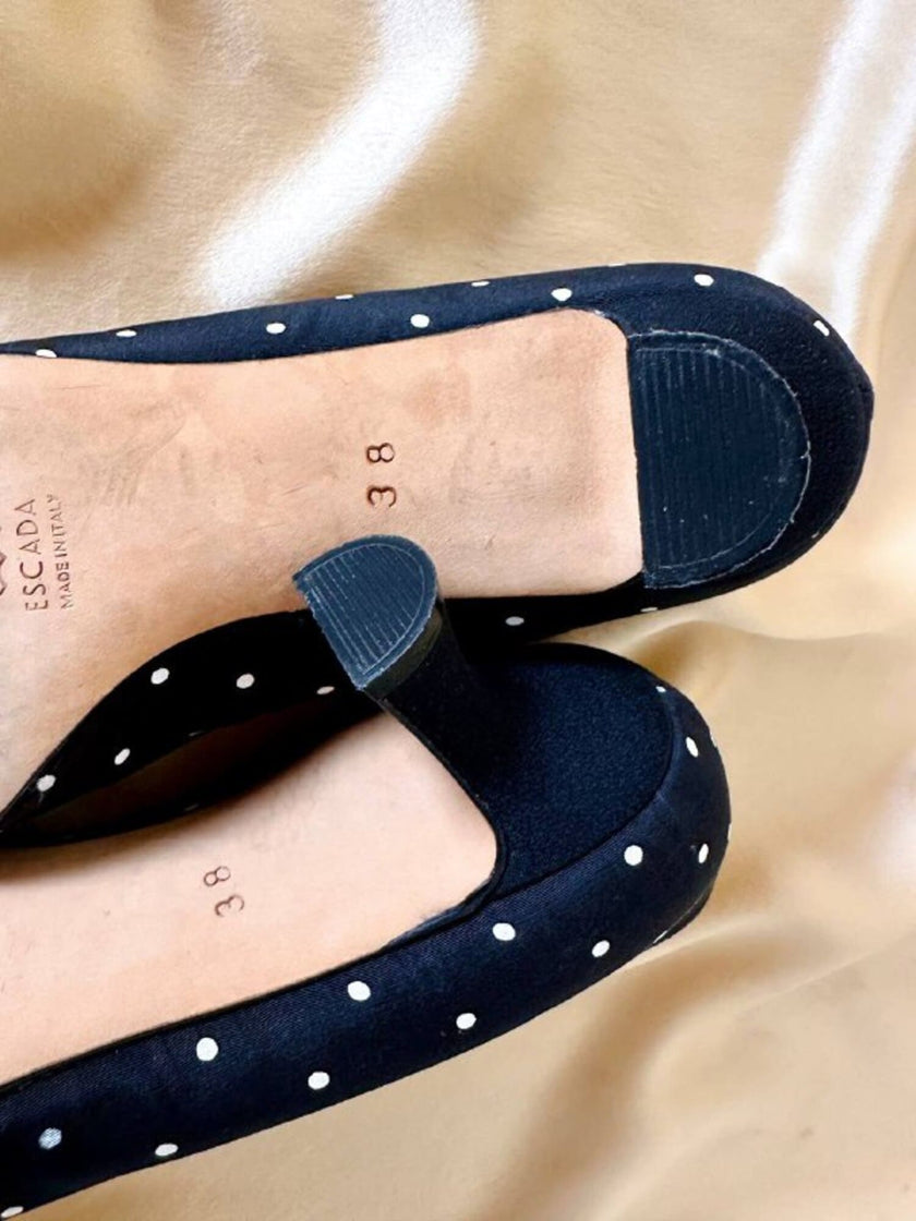 Décolleté in tessuto nero a pois bianchi “Escada”