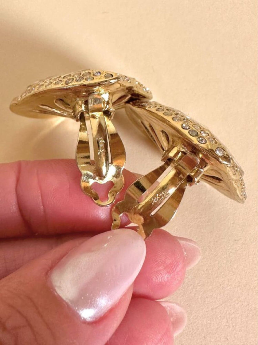 Clip oro con maxi cristalli a forma di cuore “Yves Saint Laurent”