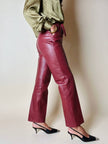 Pantalone in pelle mattone rosato a vita alta con pince e cintura in coordinato La Matta