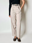 Pantalone vintage in fresco di lana greige con pince e abbottonatura su ambo i lati