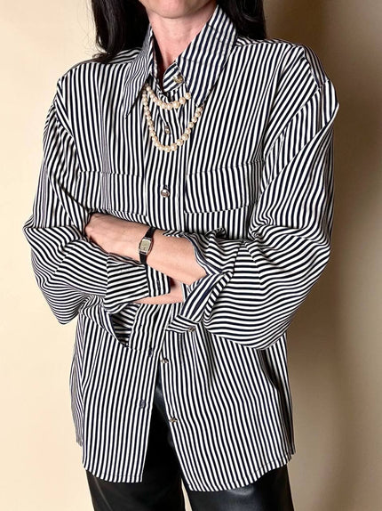 Camicia vintage in seta bacchettata bianca e nera con bottoni dorati