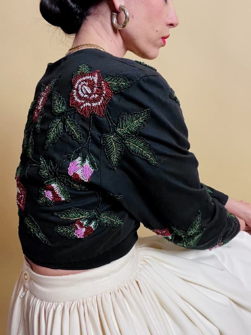 Bolero sartoriale in cotone nero con rose rosse ricamate in perline