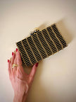Clutch gioiello in seta nera con armatura di perline dorate “Rodo”