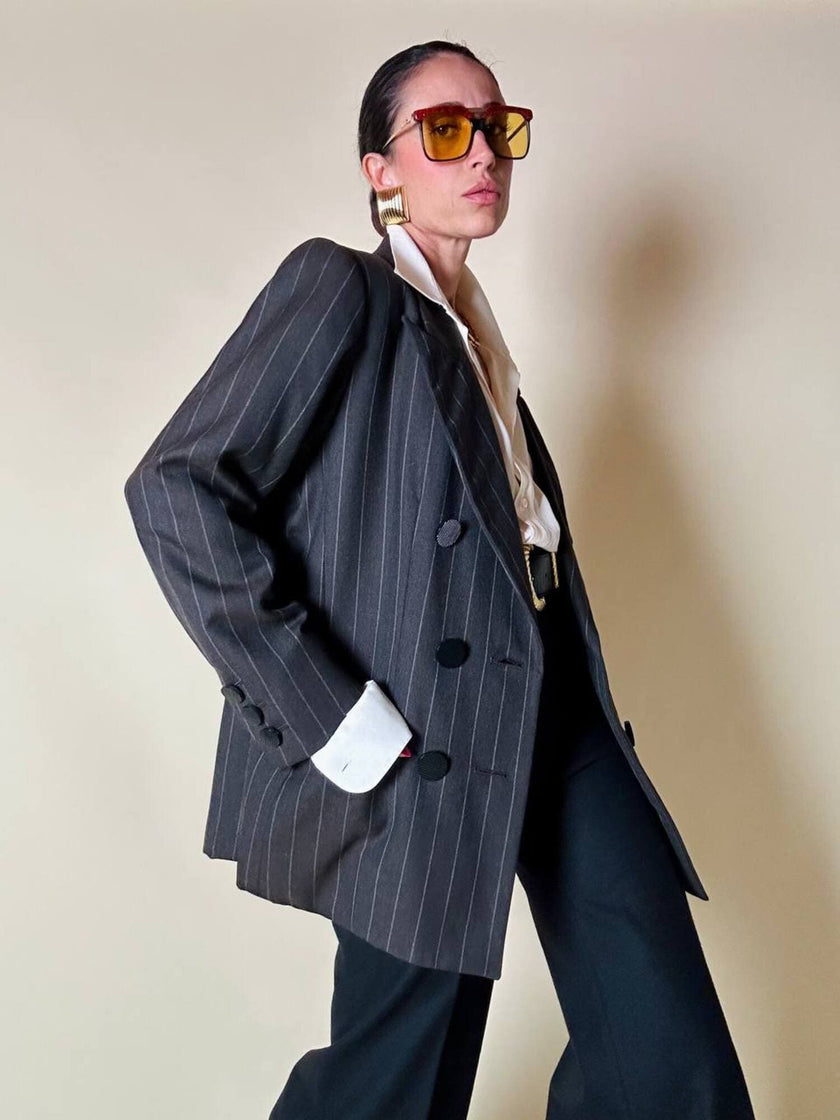 Blazer doppiopetto in rasato di lana grigio gessato con maxi bottoni neri  “Yves Saint Laurent”