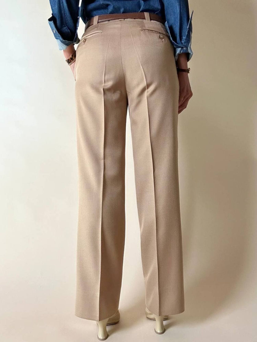 Pantalone sartoriale con piega e abbottonatura frontale color cammello chiaro