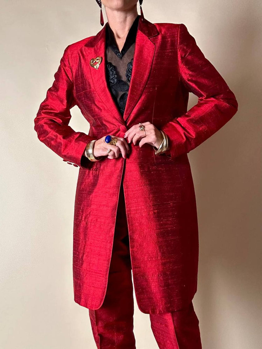 Tailleur pantalone rosso in shantung di seta grezza