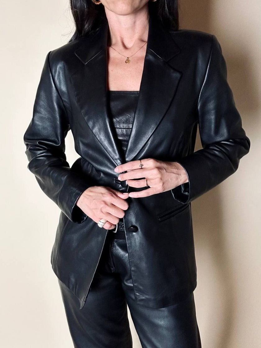 Blazer vintage in pelle nera Elizé Paris sciancrato con bottoni ricoperti in pelle